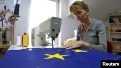 Šivenje zastave EU u jednoj radionici u Beogradu, 13. oktobar 2011