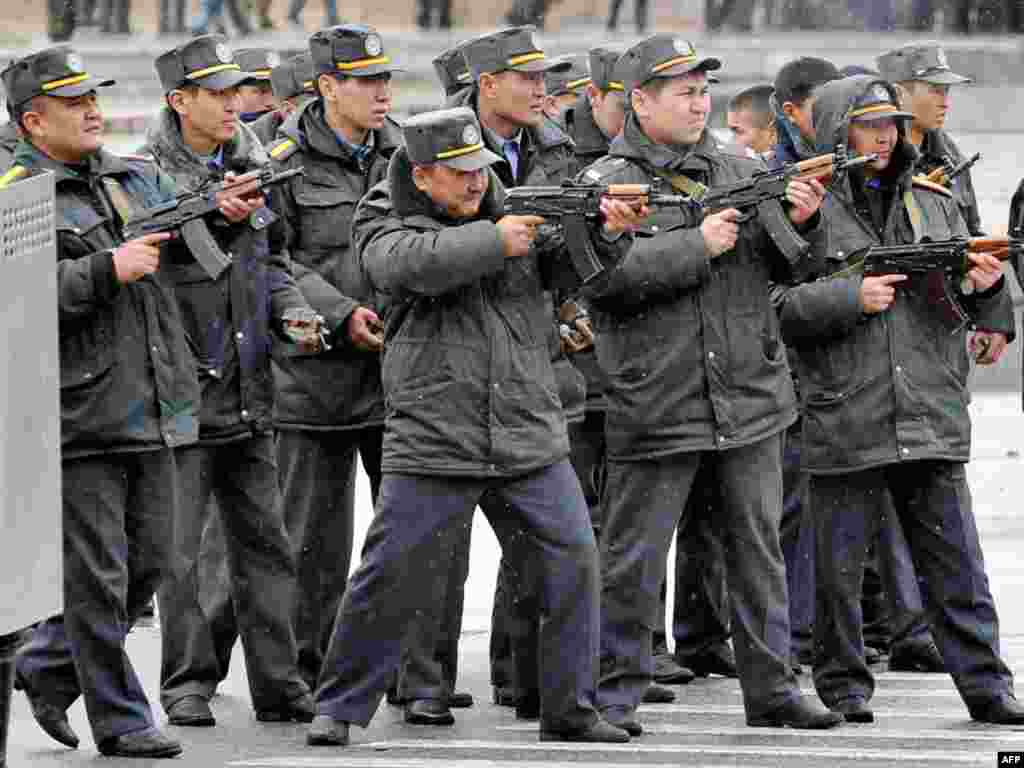 Милиция пытается остановить демонстрантов. Бишкек, 7 апреля 2010 года.