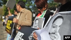 اجتماع طرفداران حقوق بشر در لندن به دعوت عفو بین‌الملل با هدف توقف اعدام دل‌آرا دارابی در اول اردیبهشت