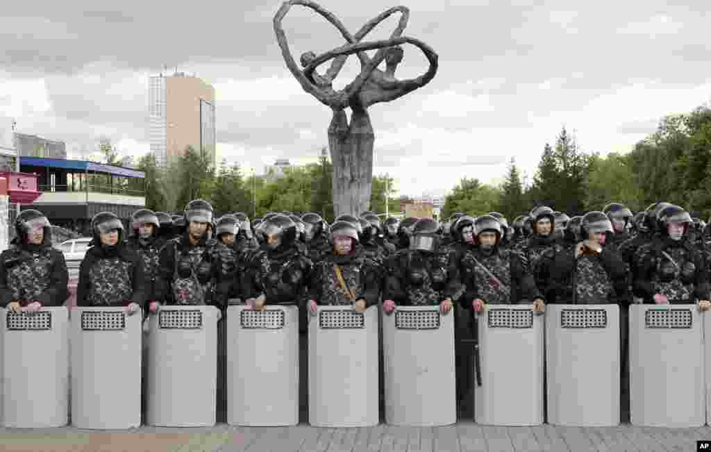 7 маусымда Қазақстан бас прокуратурасы азаматтарды 9-10 маусымда заңсыз митингіге шықпауға шақырып, қатысқандардың "жауапқа тартылатынын" ескерткен. Алматы, 10 маусым 2019 жыл.