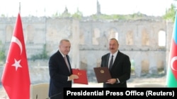 Թուրքիայի և Ադրբեջանի նախագահներ Ռեջեփ Էրդողանն ու Իլհամ Ալիևը Շուշիում հռչակագրի ստորագրումից հետո, 15-ը հունիսի, 2021թ․