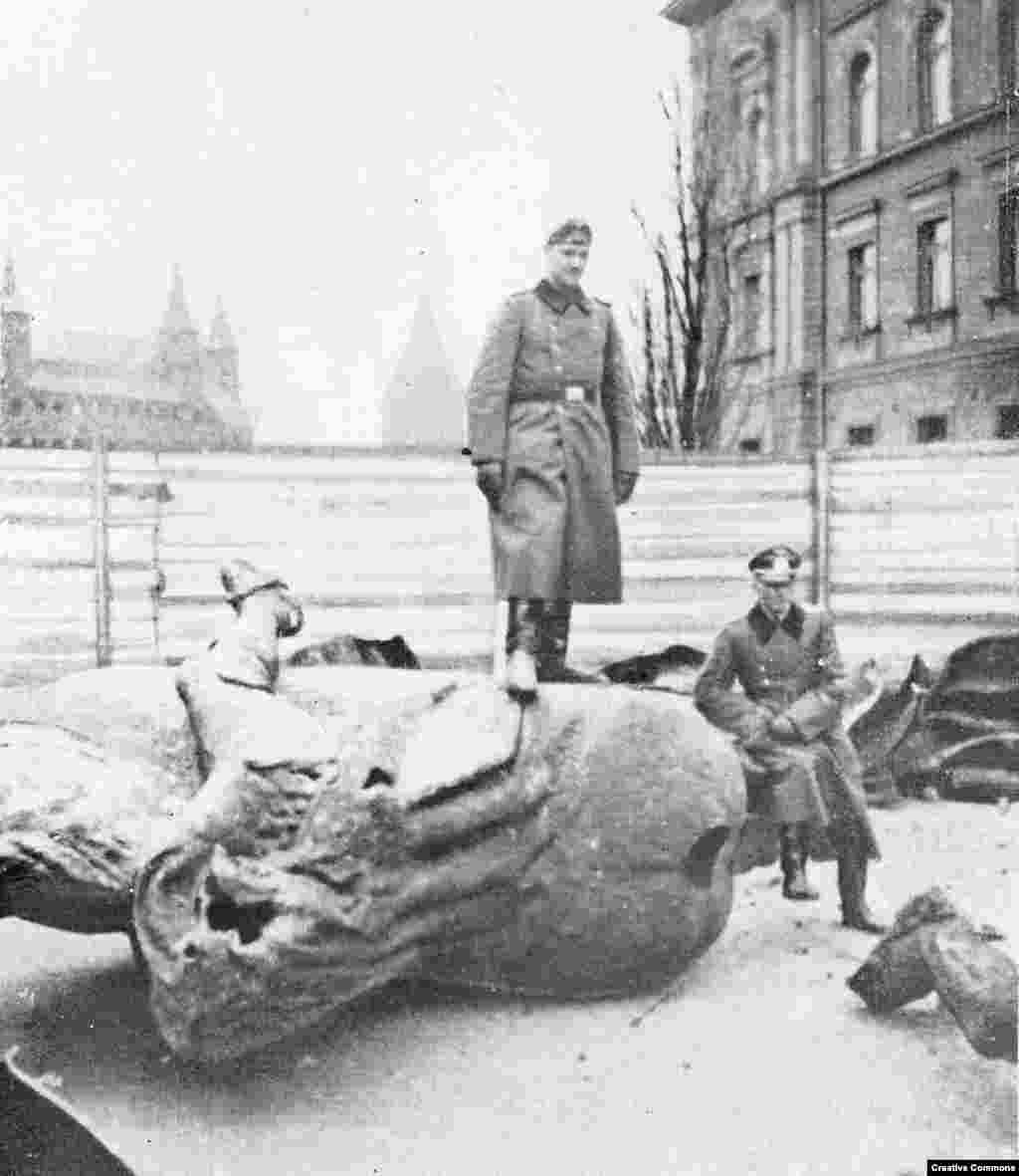 Лежащие на земле фрагменты памятника польскому королю Владиславу II Ягайло, изображенному верхом на коне. Монумент разрушили нацисты после вторжения в Польшу в 1939 году. 
