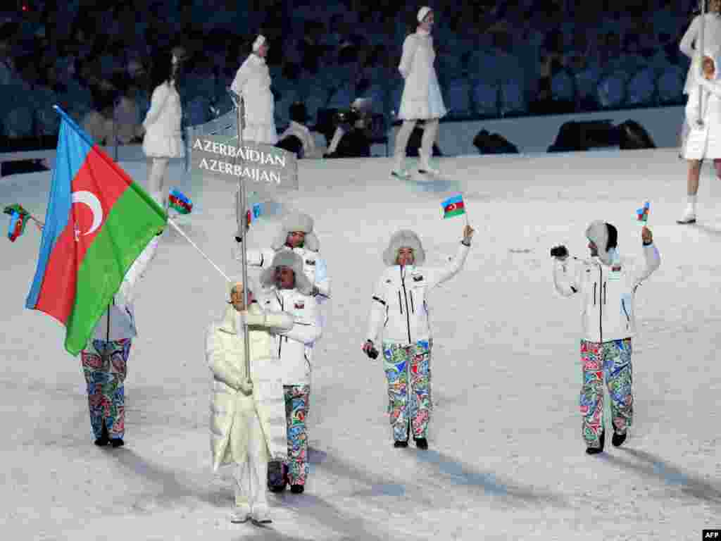 Олимпиада жеңімпазына ең көп қаржылай сыйлық тағайындаған ел - Әзербайжан. Баку Сочиге төрт спортшы жіберді, бірақ ұлттық олимпиада комитетінің өкілі Азаттыққа «олардың алдыңғы саптан көрінуі екіталай екенін» айтты. Бірақ олардың бірі алтын медаль ала қалса, Әзербайжан үкіметі жеңімпазға 510 мың АҚШ долларын береді. Күміске - 255 мың доллар, ал қола медальға 130 мың доллар жүлде белгіленген. 