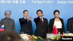 (çepden saga) Hindistanyň premýer-ministri Manmohan Singh, Orsýetiň prezidenti Dmitriý Medwedew, Hytaýyň prezidenti Hu Jintao we Braziliýanyň prezidenti Dilma Rousseff BRICS liderleriniň duşuşygynda, Hytaýyň Sanýa şäheri, 14-nji aprel.