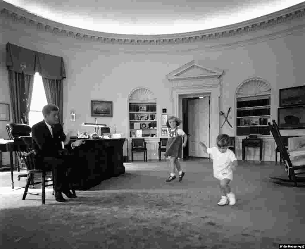 Predsjednik Kennedy sa kćerkom Caroline i sinom Johnom Jr. u Bijeloj kući, 10. oktobar 1962.
