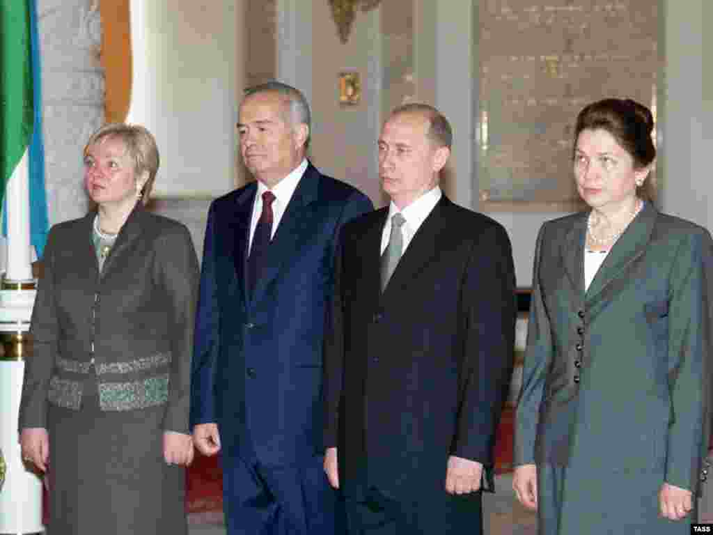 Людмила Путина, президент Узбекистана Ислам Каримов, президент России Владимир Путин и Татьяна Каримова (слева направо) в Кремле. Май 2001 года.