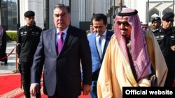 Эмомалӣ Раҳмон, раиси ҷумҳури Тоҷикистон, бо шоҳи Арабистони Саудӣ Салмон ибни Абдулазиз Оли Сауд. Моҳи январи соли 2015, шаҳри Риёз.