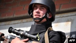 Украин армиясынын жоокери Харьков облусунда аскердик бекетте күзөттө турат.