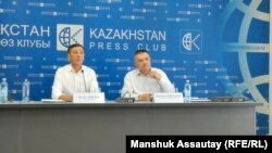 Соучредители фонда Elge Qaitaru Булат Абилов и Оразалы Ержанов на пресс-конференции. 27 июля 2022 года