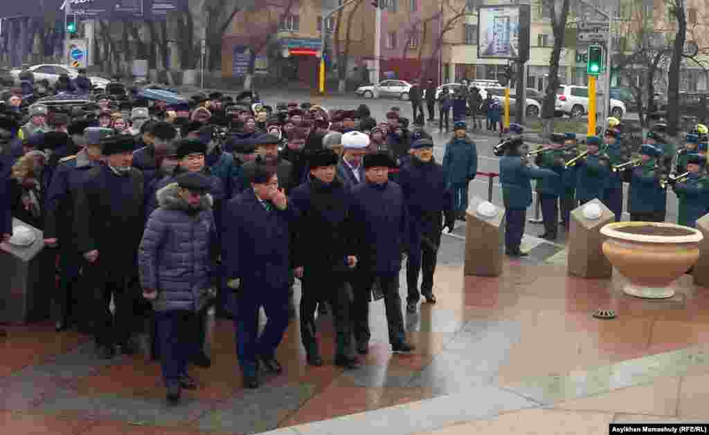 На этом фото можно увидеть заместителя акима города Алматы Армана Кырыкбаева, поэта Мухтара Шаханова, акима города Бауыржана Байбека. 