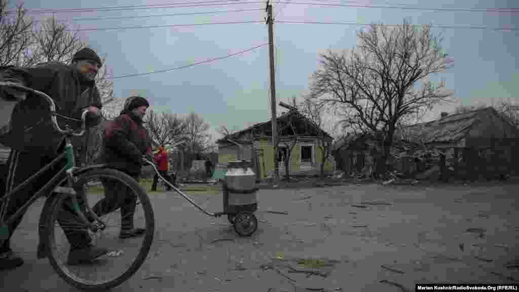 Вулиця Кірова в старій частині Авдіївки розташована в безпосередній близькості від лінії зіткнення. Тут проживає не один десяток людей, у основному похилого віку 