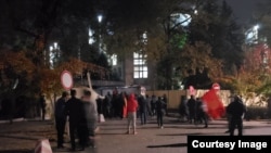 УКМК имаратынын алдындагы митингчилер. Улан Үсөйүн тарткан сүрөт