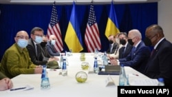 АКШнын президенти Жо Байден баштаган топтун жана Украинанын тышкы иштер министри Дмитрий Кулеба менен коргоо министри Алексей Резников баштаган делегациянын жолугушуусу. Варшава, Польша. 26-март, 2022-жыл. 