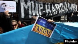 Armenia - Activists protest outside the Russian Embassy in Yerevan against Russia's military intervention in Ukraine, 5Mar2014.
