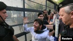 Deminstrant vrišti na policiju za vrijeme protesta u Atini, 15. juna 2011. godine
