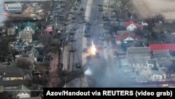 Украинанын аймагында талкаланып жаткан Орусиянын танктары. Reuters агенттигинин видеосунан алынган скриншот.
