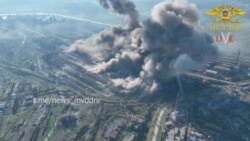 Combinatul Azovstal, în subteranele căruia sunt încă 200-300 de civili este bombardat întruna de forțele ruse, în ciuda promisiunilor Kremlinului că va înceta focul pe timpul zilei, până sâmbătă - Imagine din bombardamentul de joi, ziua - foto Reuters