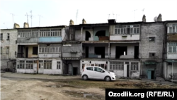 Andijon shahrining Cho‘lpon prospektida buzilayotgan uy, 3 mart, 2020