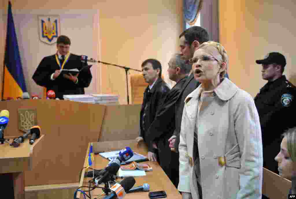 Юлия Тимошенко выступает в Печерском районном суде Киева после оглашения приговора – семь лет лишения свободы без права занимать государственные должности в течение трех лет. Суд удовлетворил иск государственной компании "Нефтегаз Украины" о возмещении ущерба из-за подписания контракта на поставки газа с Россией. Киев, 11 октября 2011 года