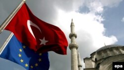 Флаги Евросоюза и Турции в Стамбуле