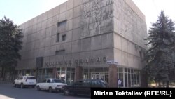 Михаил Фрунзенин үй музейинин тышкы көрүнүшү. Бишкек, 1-сентябрь, 2014.