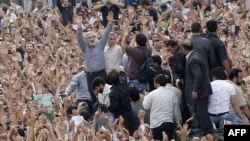 در اجتماع گسترده غير دولتى روز دوشنبه در تهران كه از زمان پيروزى انقلاب بهمن ۵۷ در ايران بى سابقه است، مير حسين موسوى، نامزد انتخابات، گفت: آمده ام تا بهارى سبز، «استقامت كنم» تا «نماد سبز» را به «يغما» نبرند.