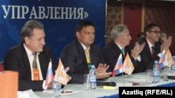Яңа фирка оештыру корылтае. Сулдан икенче - Альберт Мөхәммәтьяров, сулдан өченче - Мәҗит Хуҗин, Уфа, 22 сентябрь 2012