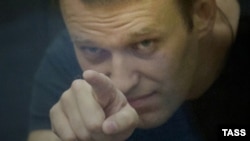 Алекстей Навальный Киров мәхкәмәсендә пыяла аша карый, 2013 елның 19 июле