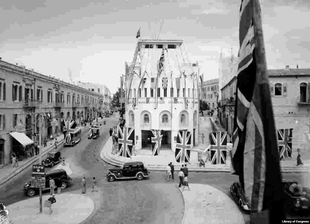 Zastave saveznika na ulicama Jerusalema, 8. maj 1945. Država Izrael, osnovana ubrzo nakon završetka rata, slavi Dan pobjede 9. maja.