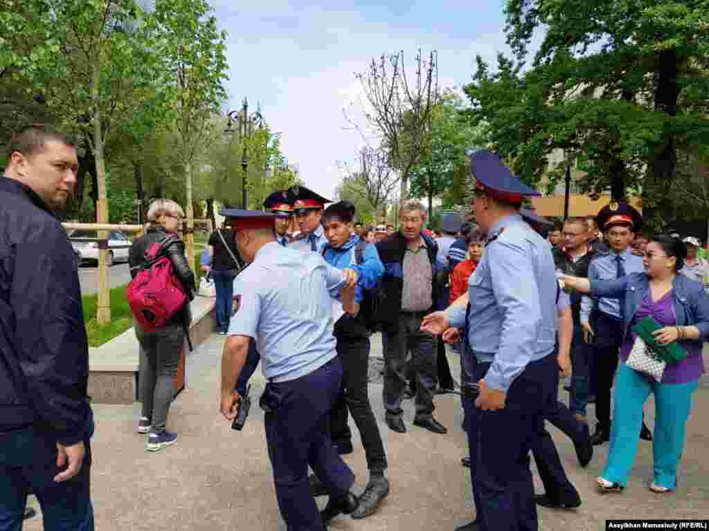 В Алматы полиция тоже провела массовые задержания на месте проведения несанкционированной акции «в поддержку политических заключенных». 