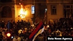 Demonstranti ispred tadašnje ambasade SAD u Beogradu, 21. februar 2008. 