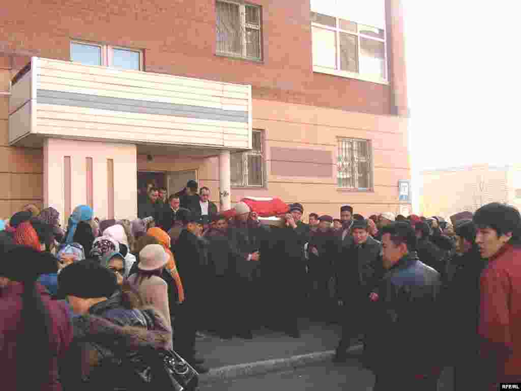 Қабырғасы қайысқан қарақұрым халық Шолпан отбасымен тұрған үйдің алдына симай кетті. - Десятки людей попрощались с молодой актрисой, в основном, во дворе дома, где она жила с мужем и тремя детьми.
