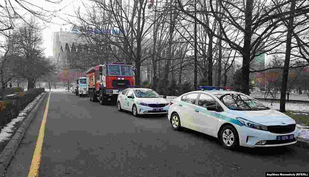Полицейский автомобиль и противопожарная техника, стоящие в верхней части улицы Желтоксан. Алматы, 16 декабря 2018 года. 