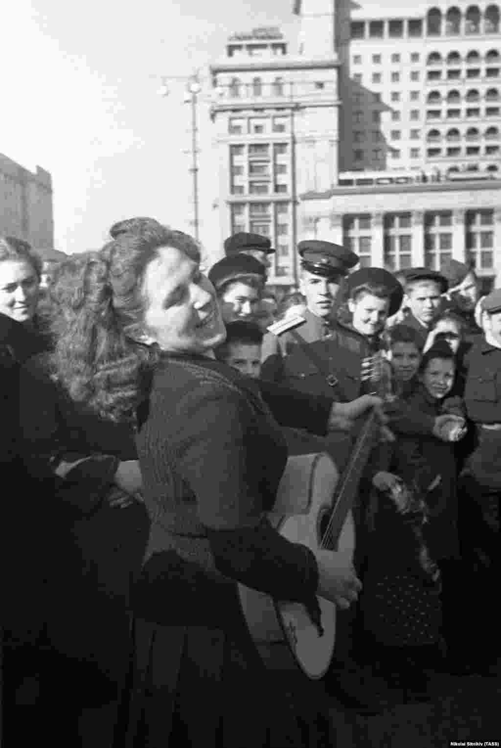 Žena pjeva u centru Moskve. U Sovjetskom Savezu praznici počinju 9. maja, SSSR, 9. maj 1945.
