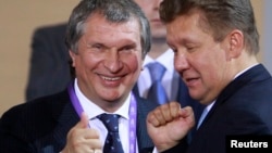 Глава "Газпрома" Алексей Миллер(справа) и руководитель "Роснефти" Игорь Сечин