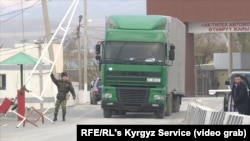 Грузовой автомобиль на казахстанско-кыргызстанской границе.