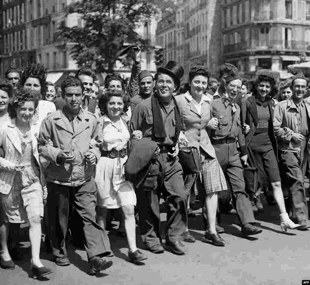 Civili, partizani i vojnici na ulicama francuske prijestolnice, 8. maj 1945.