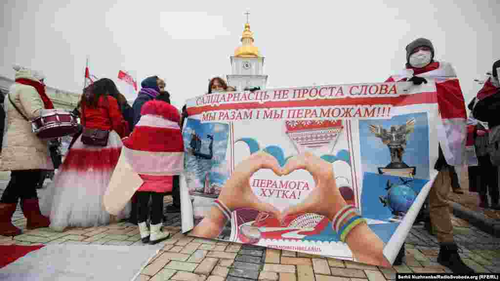 До акції доєдналися близько ста людей, кияни, громадяни Білорусі, які були змушені виїхати з країни