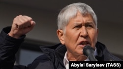 Алмазбек Атамбаев. 9-октябрь. Форум ишканасынын алды.