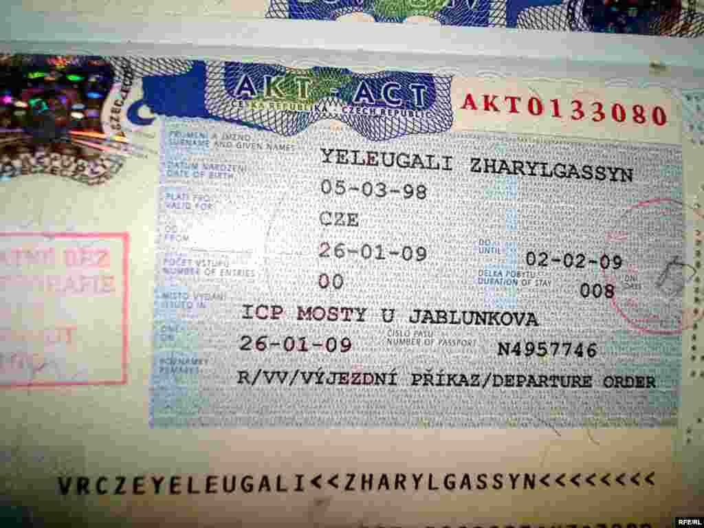 Приказ на депортацию дан на 8 дней. Отложить высылку еще на несколько дней можно только обратившись в лагерь беженцев. - Отметка в паспорте казахского беженца гласит, что ему выдан приказ чешской полиции на депортацию, при этом ему дается 8 дней на сбор новых документов.