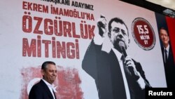 Өзгүр Өзел Стамбулдагы митингде. 29-март 2025-жыл