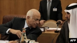 نبیل العربی، دبیر کل اتحادیه عرب (چپ) به همراه وزیر امور خارجه قطر