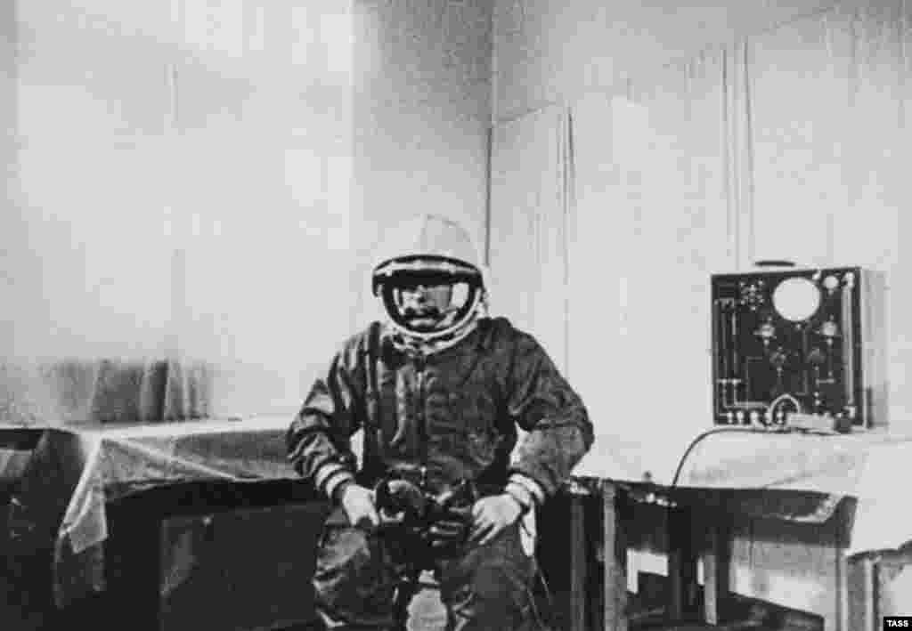 Гагарин, облаченный в скафандр космонавта на космодроме Байконур. 12 апреля 1961 года он стал первым человеком, покорившим космос. Он совершил один виток вокруг орбиты Земли и спустился в космической капсуле "Восток-1".