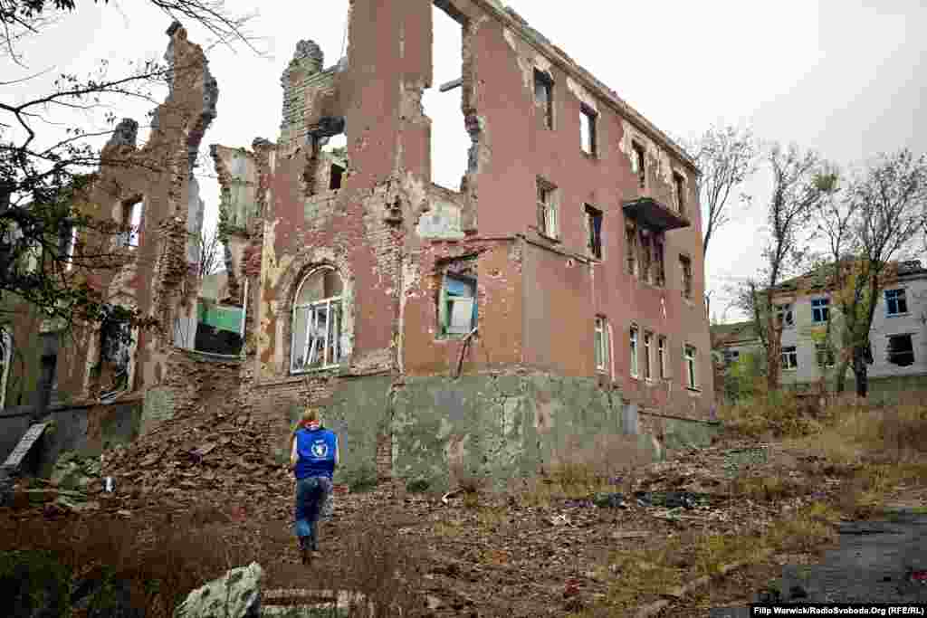 WFP (БҰҰ) азық-түлік бағдарламасының Славянск қаласындағы өкілі қираған ғимараттардың жанында жүр. 