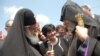 Католикос-Патриарх всея Грузии Илия Второй приветствует Католикоса всех армян Гарегина Второго на армяно-грузинской границе, 10 июня 2011 г. 