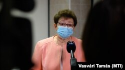 Müller Cecília országos tisztifőorvos a koronavírus-járvány aktuális magyarországi helyzetéről tartott sajtótájékoztatóján a Fejér megyei Nagyvenyim orvosi rendelőjében, 2020. november 15-én