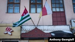 Южная Осетия, определившись со своим статусом независимого государства, уже с ним не расстанется. И то, что она вводит в свой круг новые республики, наверное, указывает: они сделали такой же выбор и отказываться от него не намерены