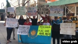 Ресейдің АҚШ-тағы консулдығы алдында наразылыққа шыққан қазақстандықтар. Нью-Йорк, 12 тамыз 2019 жыл.