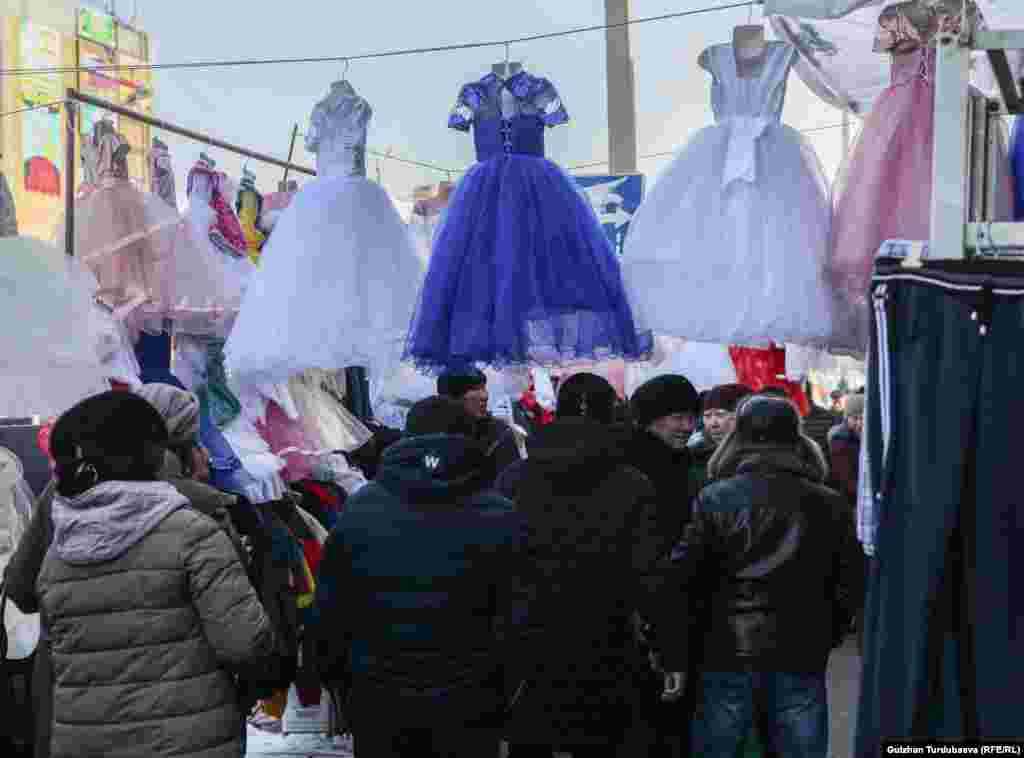 Бала бакчалардагы жаңы жылдык Балаты майрамы үчүн кыздардын саркеч көйнөктөрү 500 сомдон сатылууда. 