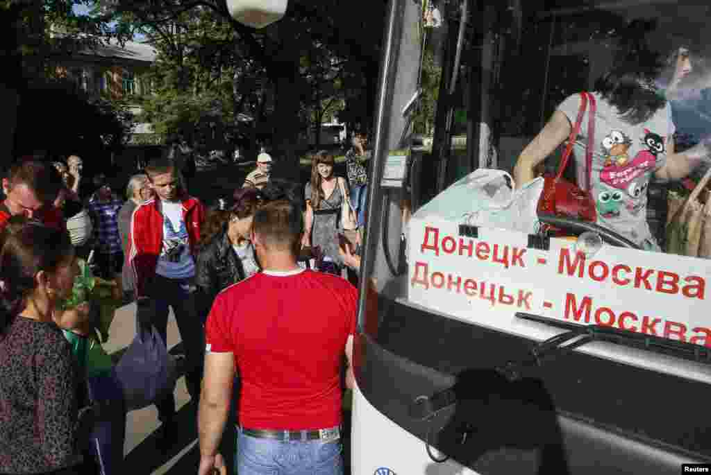 Краматорск тұрғындары Мәскеуге баратын автобусқа отырып жатыр. 4 маусым 2014 жыл. 
